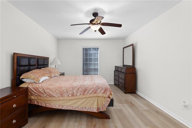 Building Photo - 6851 Roswell Rd