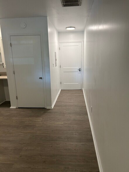 Building Photo - 663 N Main St