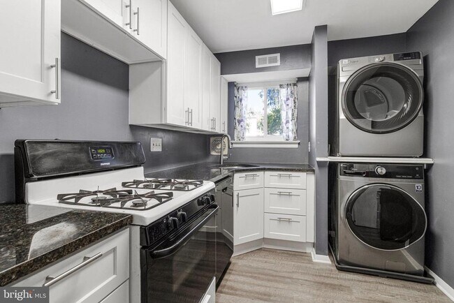 Building Photo - 11370 Cherry Hill Rd