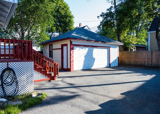 Building Photo - 204 Maple St