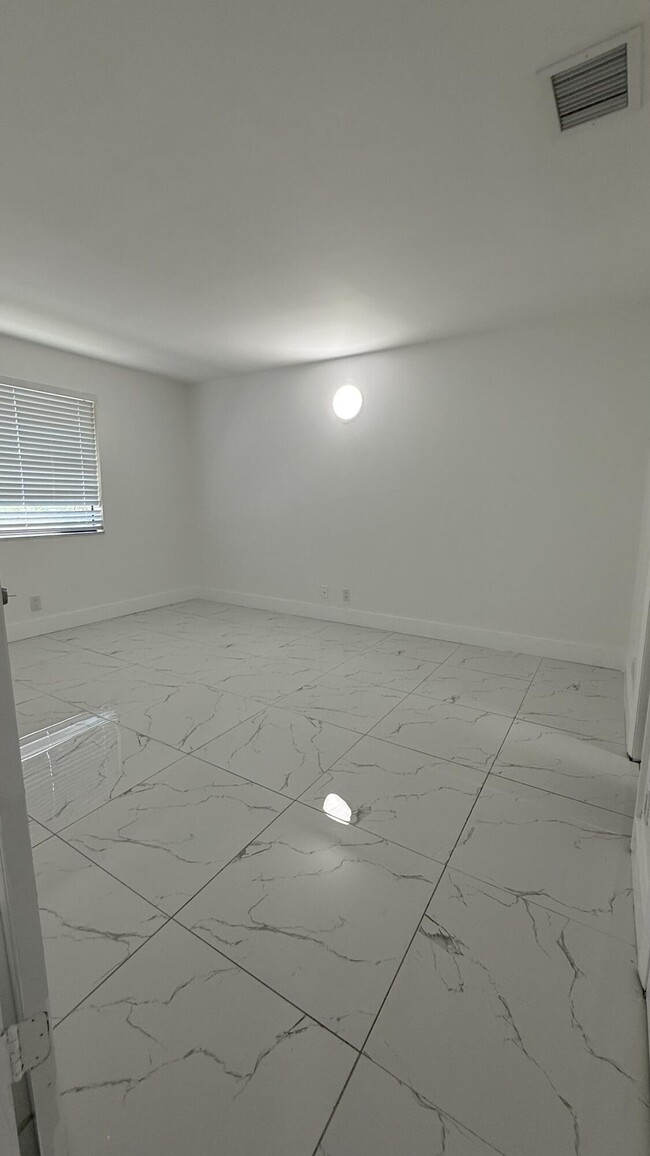 Building Photo - 4805 Arjaro Dr