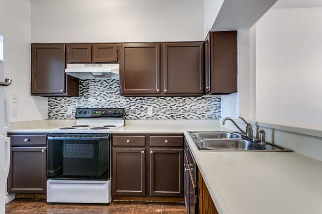 Building Photo - UPDATED 2-BEDROOM TOWNHOME AT NORTH PARK T...