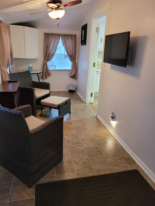 Building Photo - 841 Parkview St NE