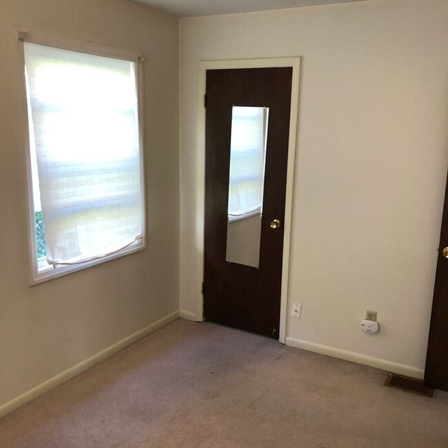 Building Photo - 3 Bed/2.5 Bath Home in Wiles Hill - Available May 20th!