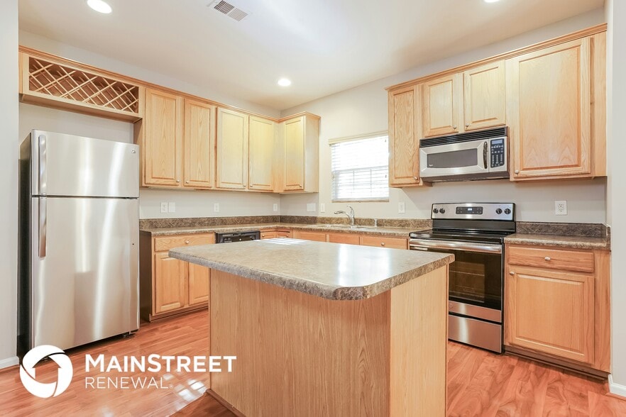 Building Photo - 235 River Hills Dr