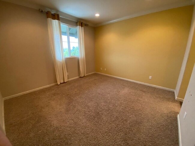 Building Photo - 4Br4Ba Former Model Townhouse Top of the L...
