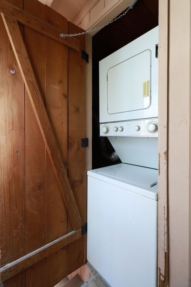 Building Photo - 1 month free rent move in promotion! VINTA...