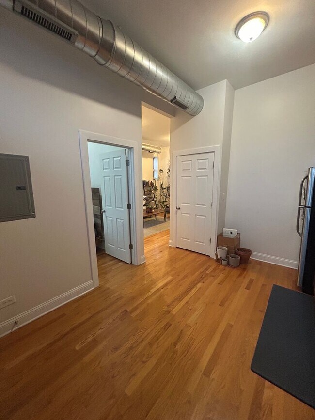 Building Photo - 2559 W. North-#3R