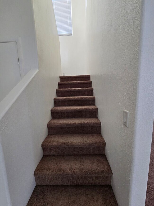 Building Photo - Spacious Two-Story Home in a Cul-de-Sac Location