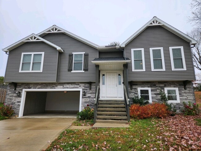 Building Photo - Beautiful 3 bedroom 2 1/2 bath house