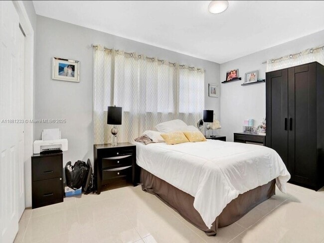 Building Photo - 6930 SW 12th St