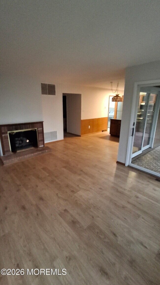 Building Photo - 151 Middle Holly Ln