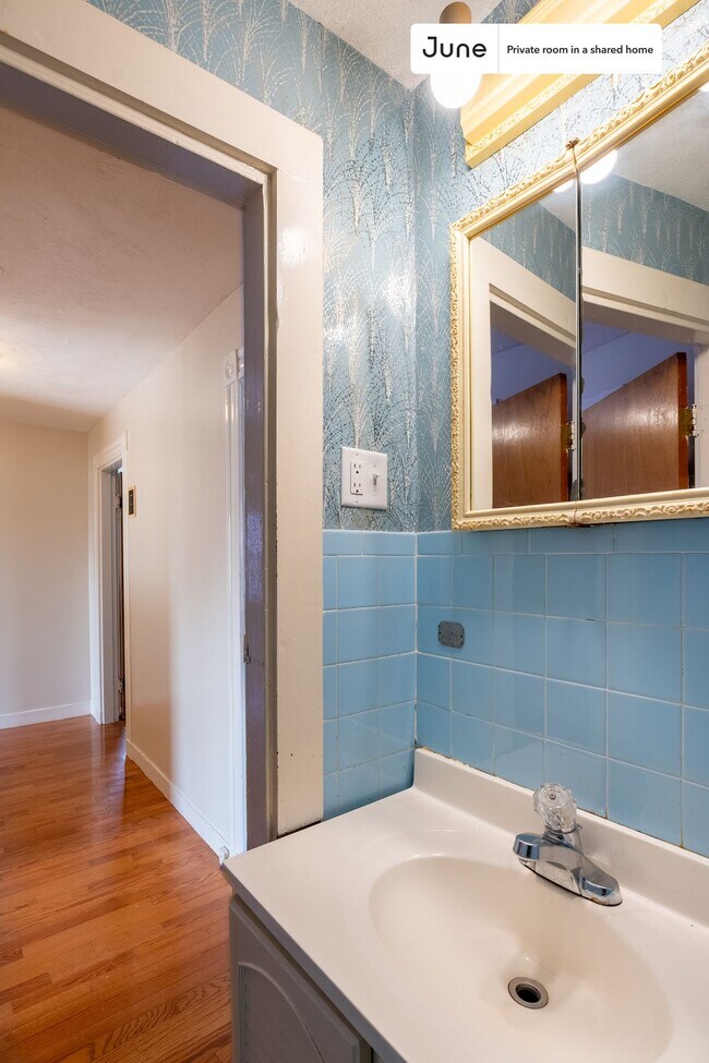 Building Photo - Room in Shared 6 bed/1.5 bath home