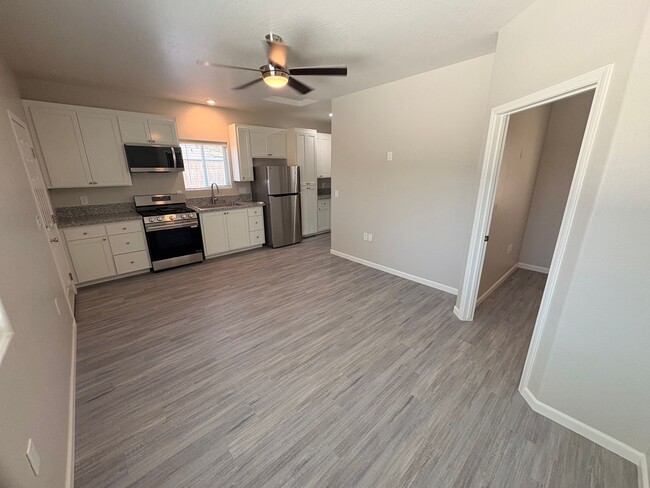 Building Photo - Upgraded 1 bed, 1 bathroom home in Visalia CA.