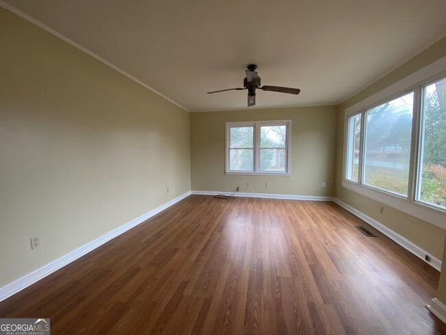 Building Photo - 408 Main St