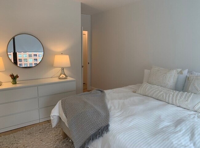 Building Photo - 65 E India Row