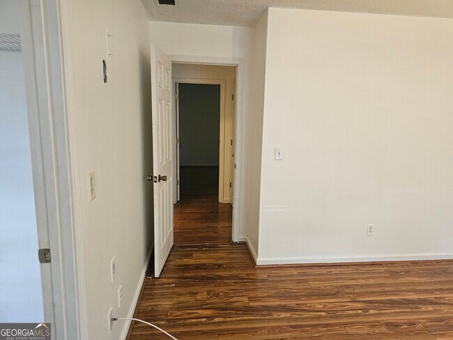 Building Photo - 40 Summerwood Ln