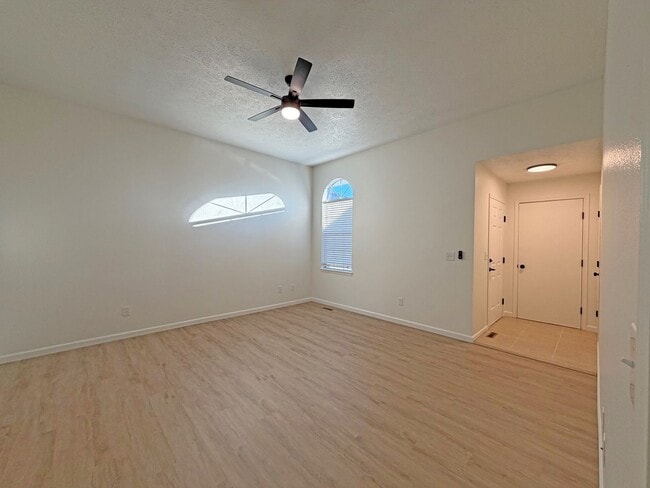 Building Photo - 4835/4837 S Glenn Duplex