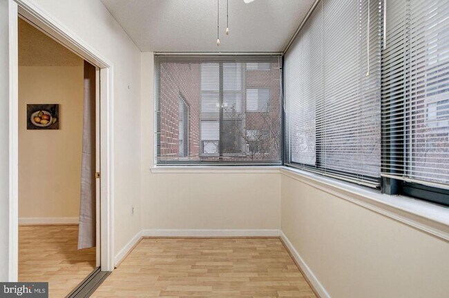 Building Photo - 1050 N Taylor St