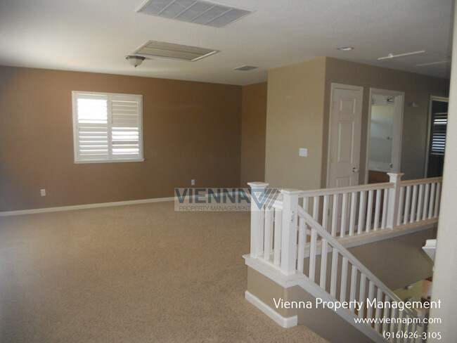 Building Photo - Spacious 3 Bedroom SOLAR Home with Beautif...