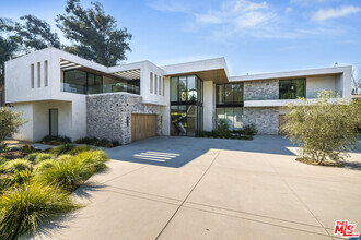 Building Photo - 19554 Oxnard St