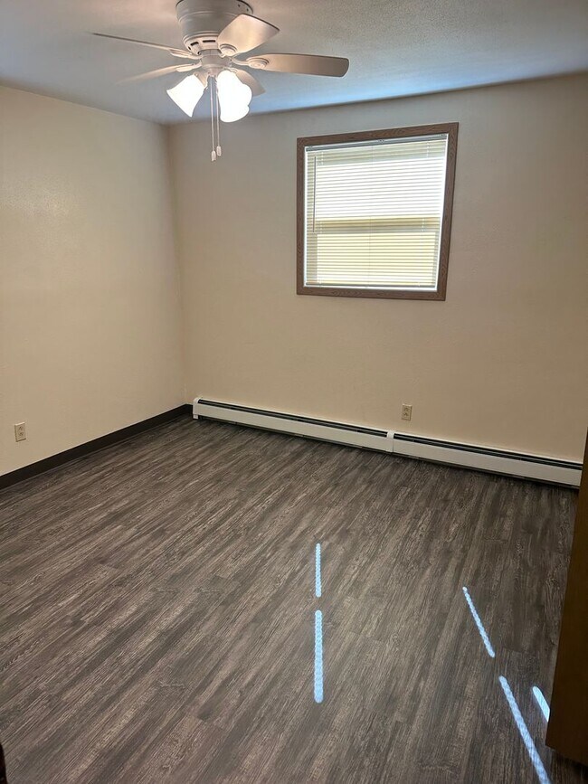 Building Photo - Forestview 2 Bedroom Lower Apartment FIRST...