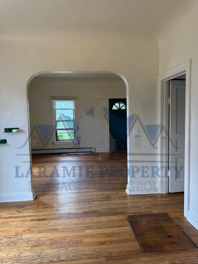 Building Photo - 3 Bedroom 1 Bathroom Apartment