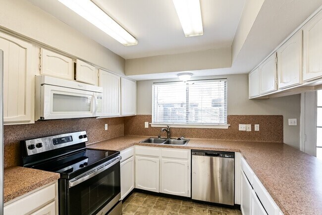 Building Photo - 2703 Wood River Rd