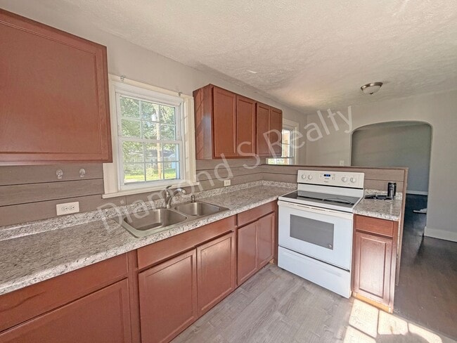 Building Photo - Cute 2 Bedroom Home close to Bass Pro, WOW Museum, restaurants, & Shopping!