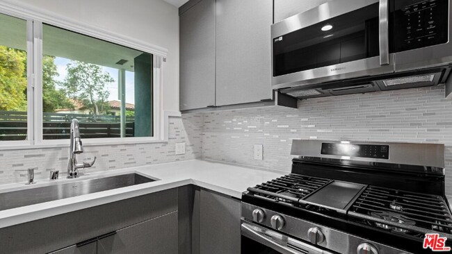 Building Photo - 2021 N Beachwood Dr