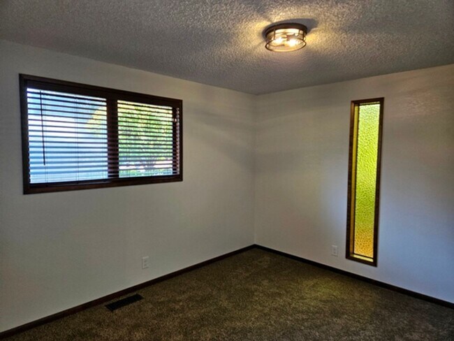 Building Photo - 3Bd/2Ba Single Story Home-For Viewing!