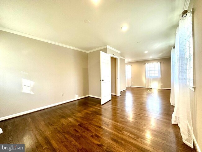 Building Photo - 2529 W Meredith Dr