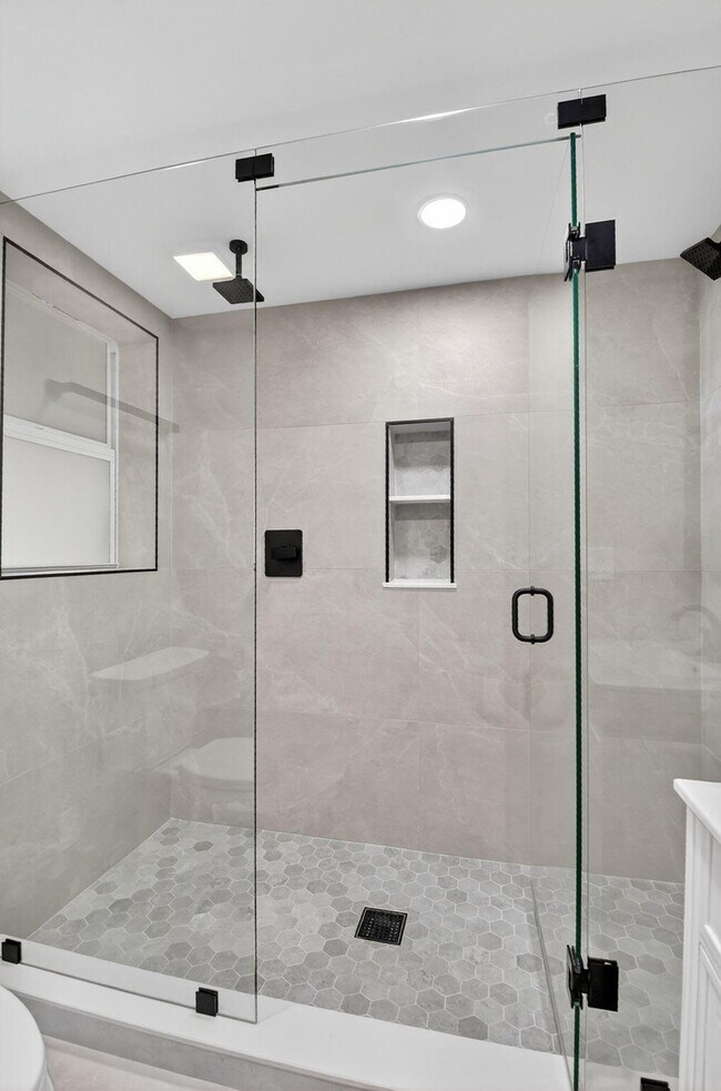 Building Photo - 409 47th St