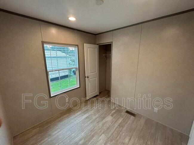 Building Photo - 129 Sides Meadow Dr