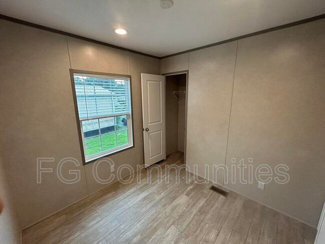 Building Photo - 168 Sides Meadow Dr