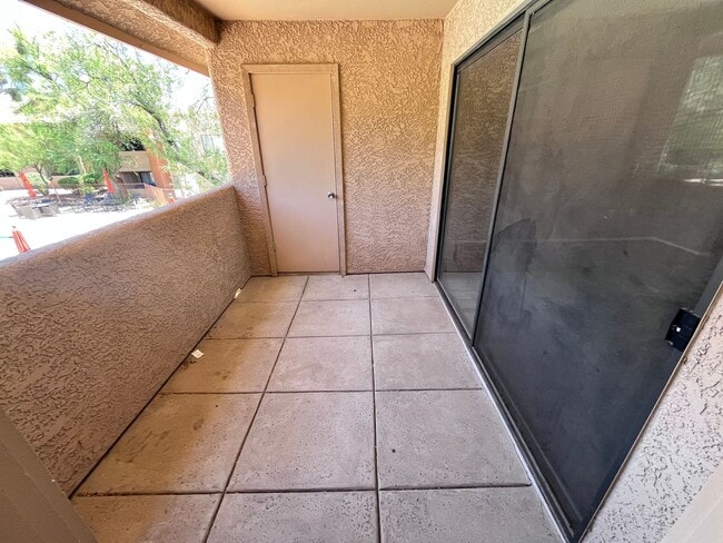 Building Photo - NE-3 bd/ 2bd Condo in gated community!
