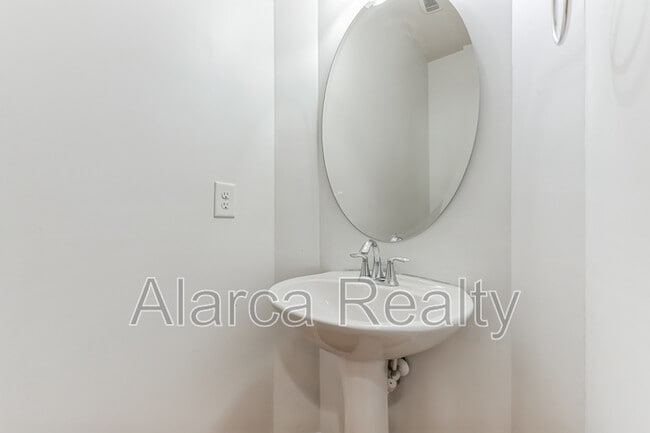 Building Photo - 8285 Viewpoint Lane