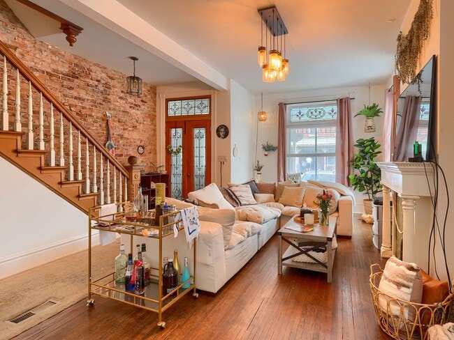 Building Photo - Large Updated 4 BR Home!