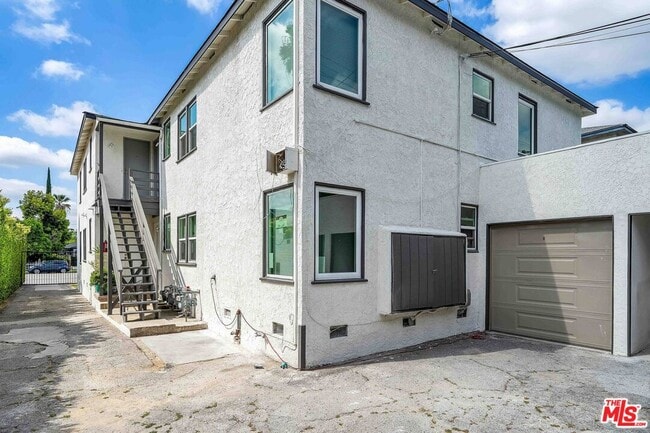 Building Photo - 11575 Riverside Dr