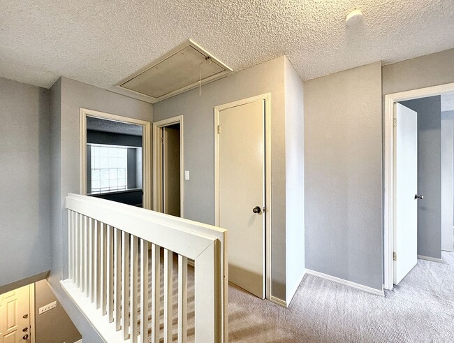 Building Photo - Cozy Townhome in Vista View