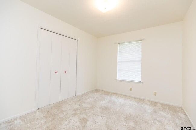 Building Photo - 1707 Sampson Dr