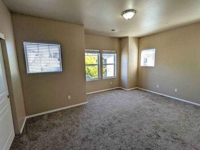 Building Photo - 5997 Blue River Dr SE