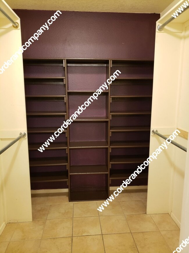 Building Photo - Beautiful 3 Bedroom, 2 Bathroom, 3 Car Gar...