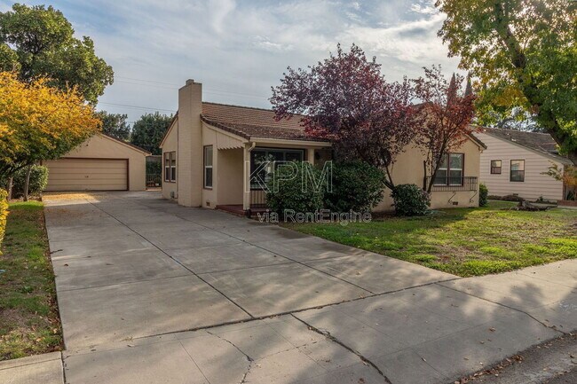 Building Photo - 966 W Mariposa Ave