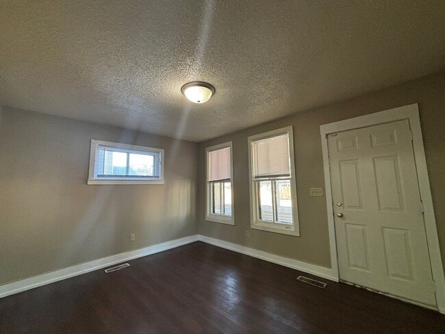 Building Photo - Great 2 bedroom plus den in a two-level ho...