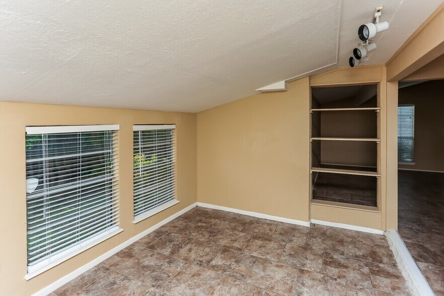 Building Photo - 515 Nora Ln