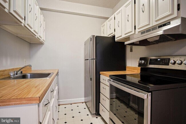 Building Photo - Spacious 1BR/1BA in Fabulous Cathedral Hei...