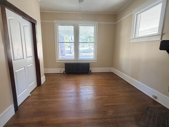 Building Photo - Come enjoy this completely renovated 1 bed/ 1 bath apartment close to shopping, walking trails, m...