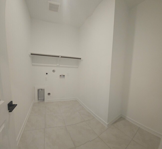 Building Photo - 8438 Bay Oaks Dr