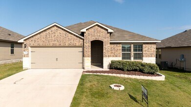 Building Photo - 4 bedroom 2 bath in Creekside Hills with Pool Access